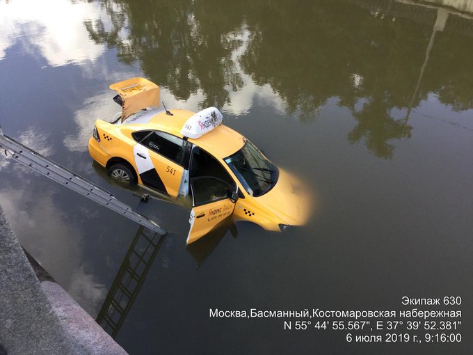 Яндекстакси, такси упало в реку